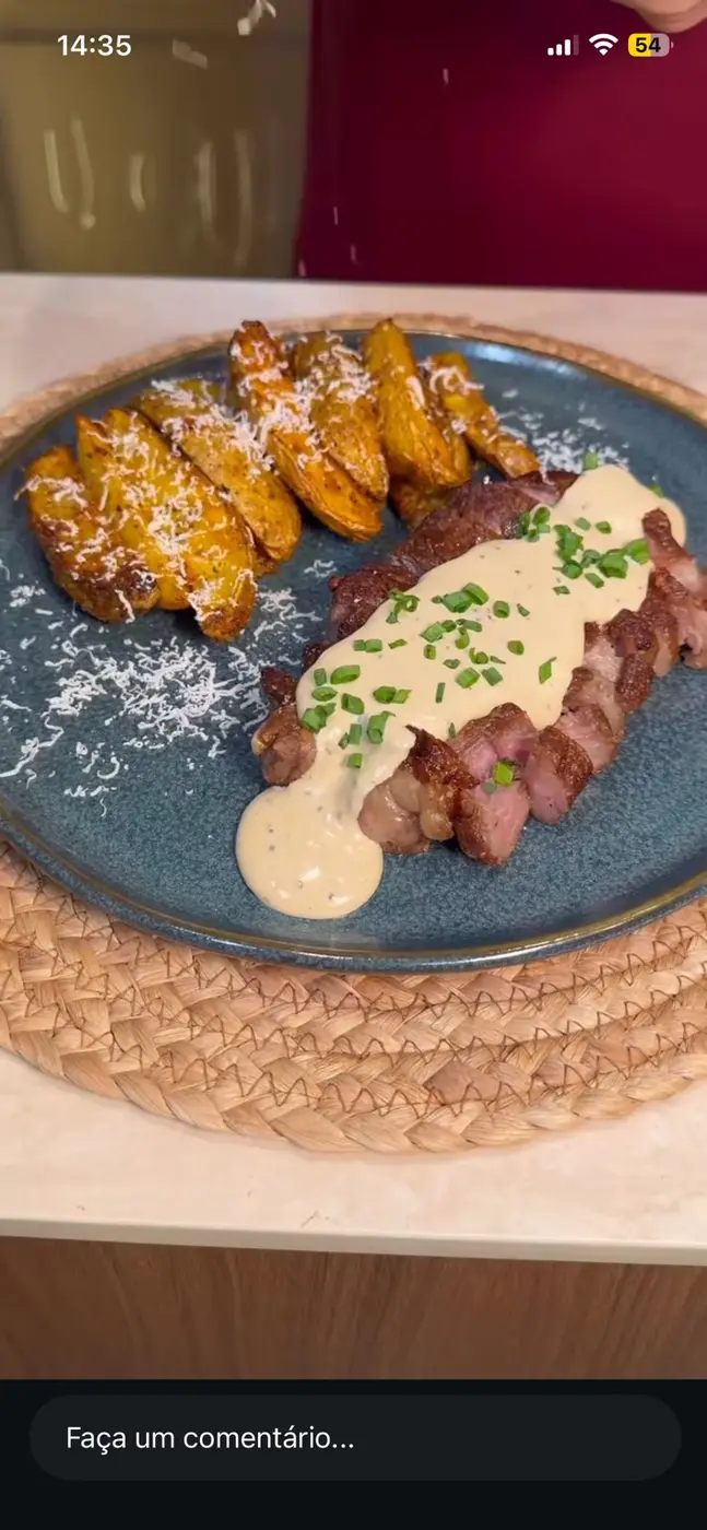 Carne con salsa cremosa y papas doradas preparadas en freidora de aire