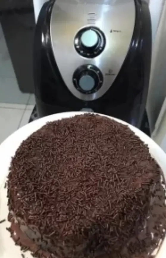 Pastel redondo de chocolate preparado en freidora de aire